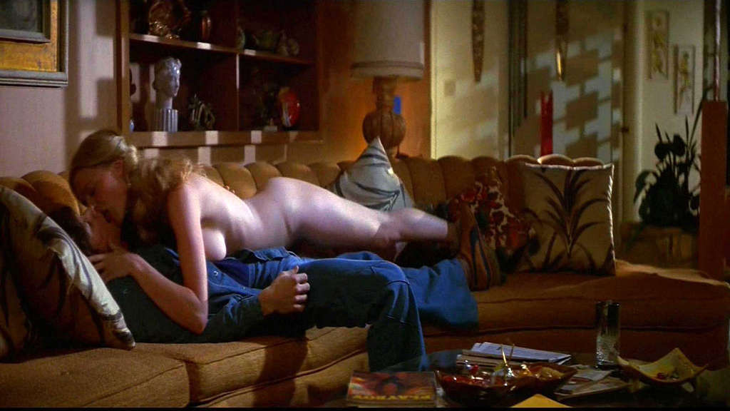Heather Graham seins nus et chatte exposée dans des captures de diverses scènes de film
 #75337892