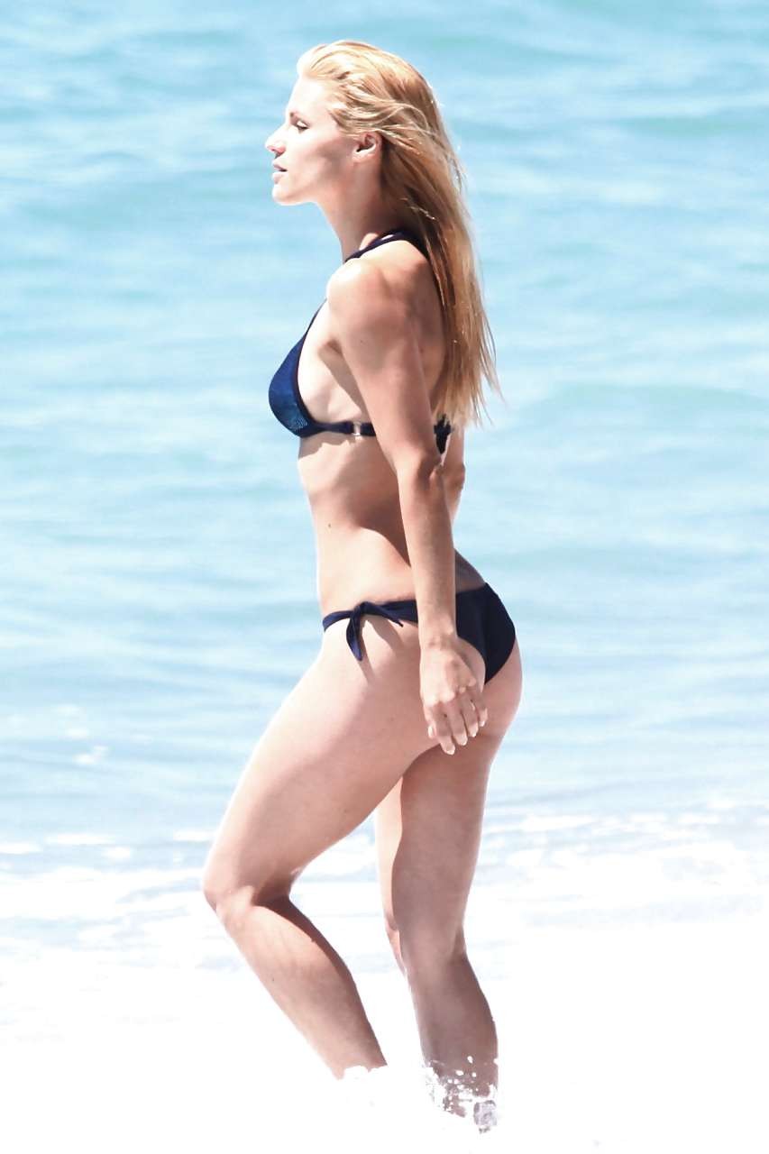 Michelle hunziker montrant ses superbes fesses et prenant des photos en bikini sur la plage
 #75302297
