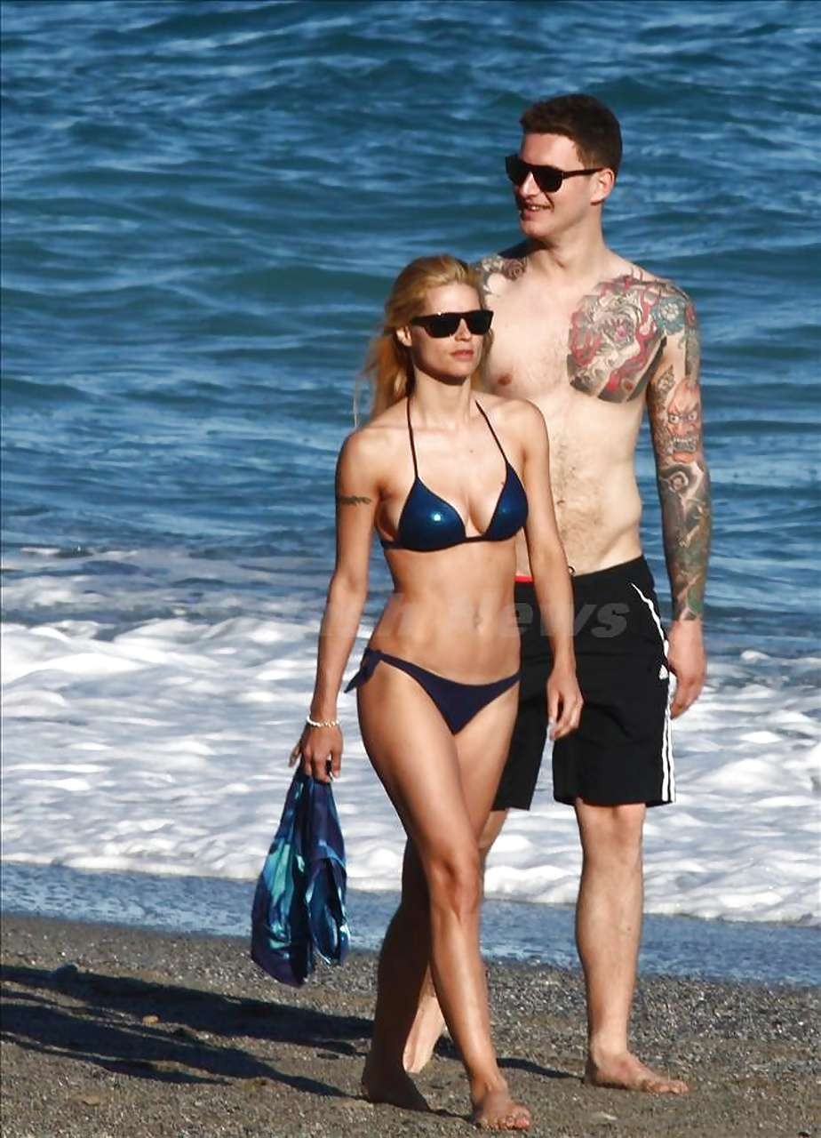 Michelle hunziker montrant ses superbes fesses et prenant des photos en bikini sur la plage
 #75302336