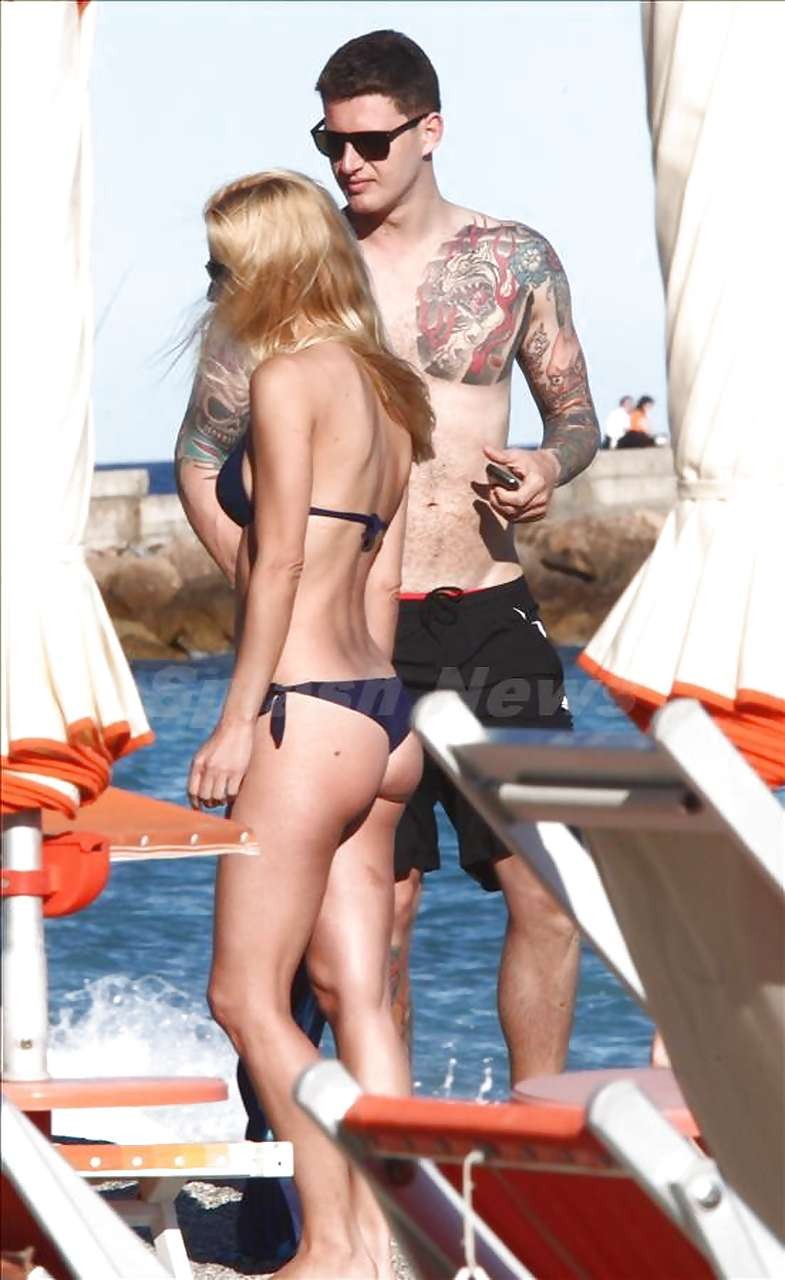 Michelle Hunziker zeigt ihren tollen Arsch und fotografiert im Bikini am Strand
 #75302352