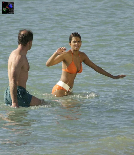 Der schwarze Superstar Halle Berry zeigt ihre großen nackten Brüste
 #75428842