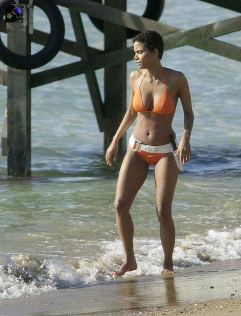 Halle berry superstar nera che mostra le sue grandi tette nude
 #75428851