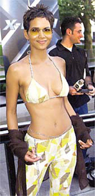 Der schwarze Superstar Halle Berry zeigt ihre großen nackten Brüste
 #75428899