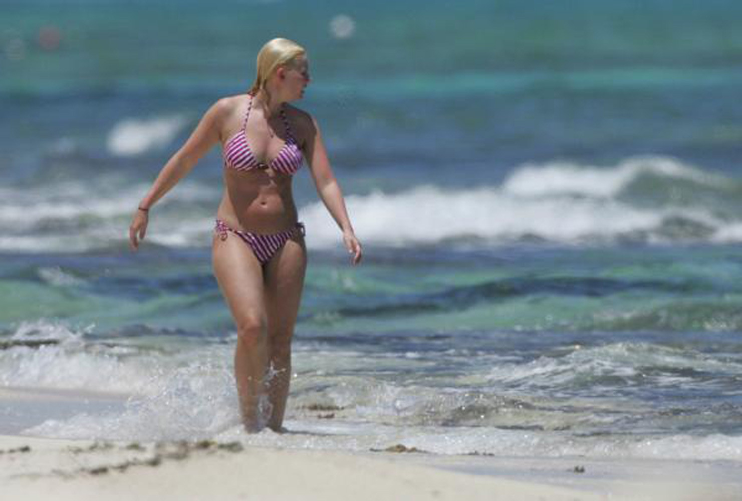 Elisha cuthbert adorable pezón en el agua
 #75332256