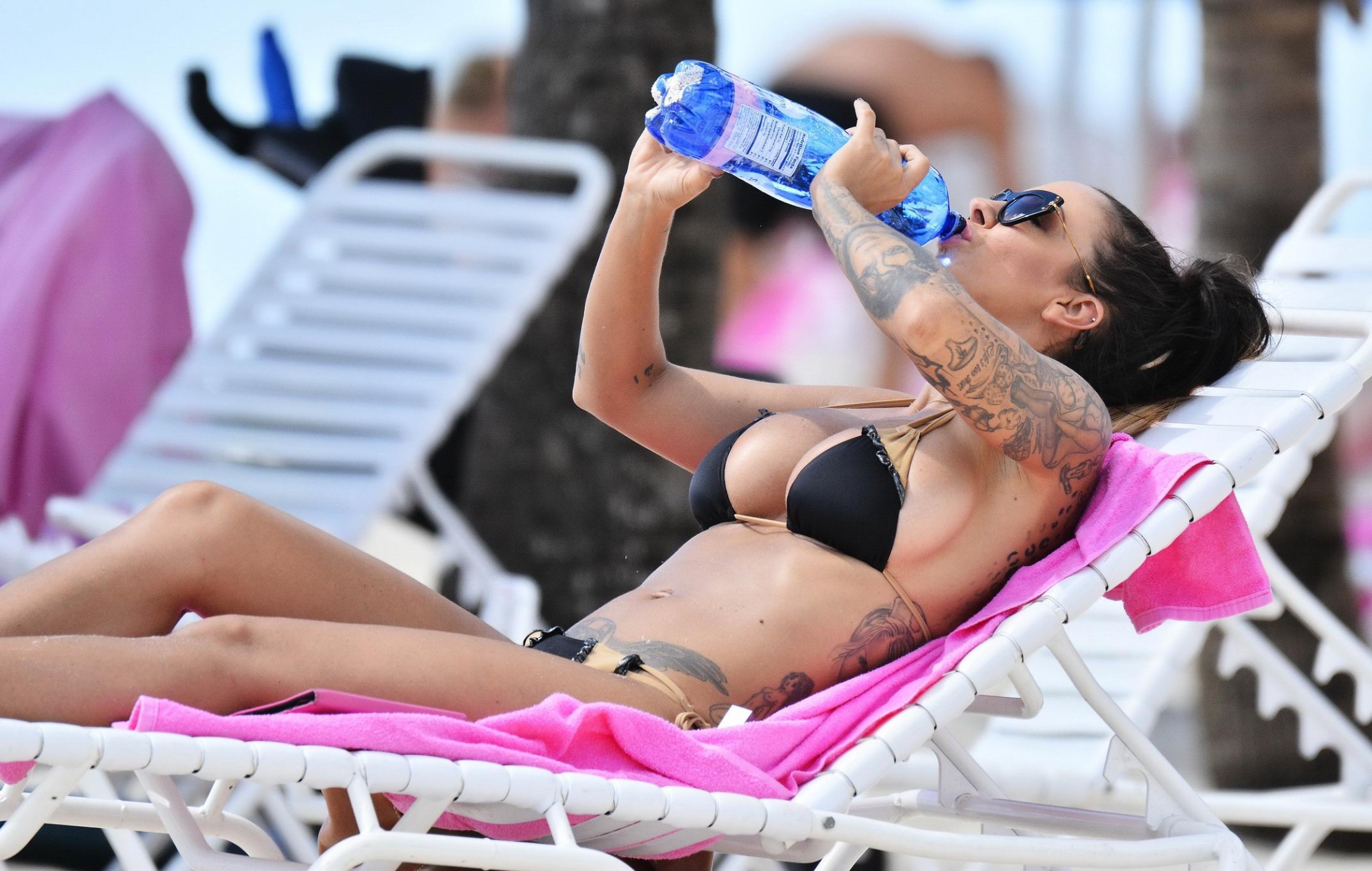 Jodie marsh exhibant son corps en bikini sur une plage de la Barbade
 #75176900