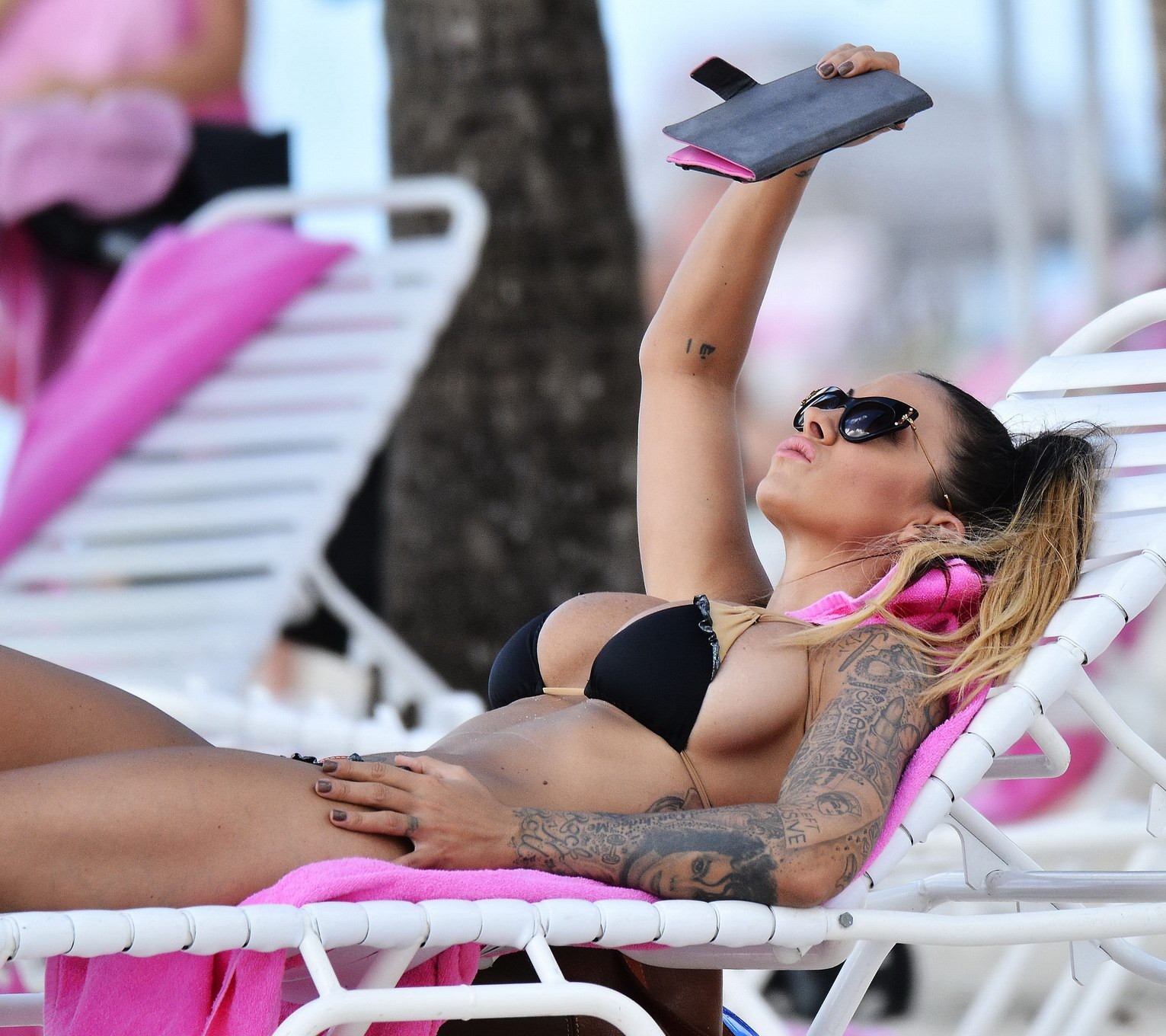 Jodie marsh exhibant son corps en bikini sur une plage de la Barbade
 #75176920