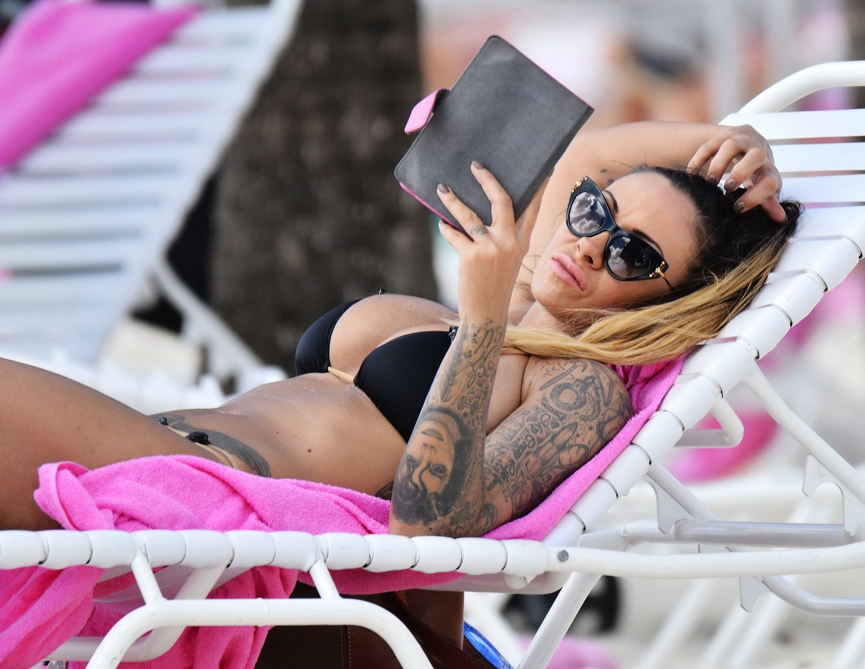 Jodie marsh mostrando su cuerpo en bikini en una playa de barbados
 #75176928