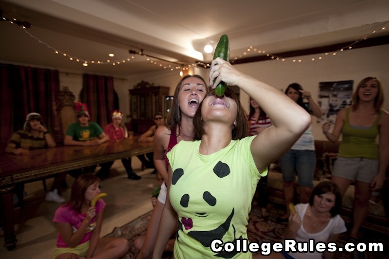 College Hottie wird in einem Hardcore-Dreier gefickt
 #74490359