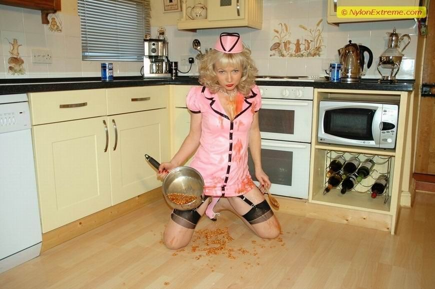 Kiny casalinga Sue come infermiera nella sua cucina
 #73699324