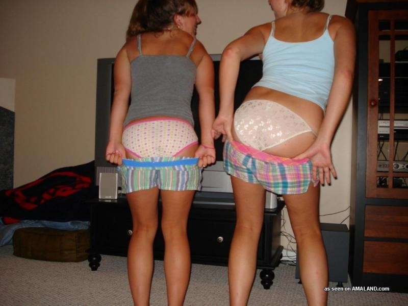Amateur-Teens werden frech und posieren in ihrer Unterwäsche
 #75691365