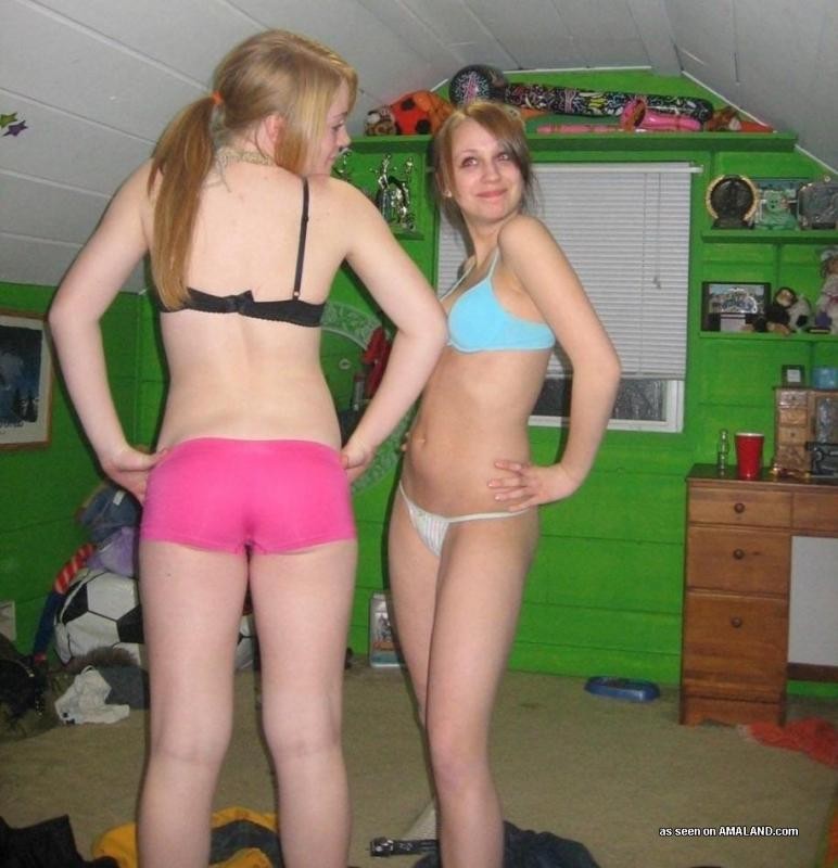 Amateur-Teens werden frech und posieren in ihrer Unterwäsche
 #75691372