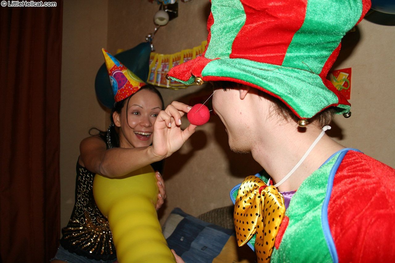 Pequeña joven morena se la follan duro en poses cachondas en su fiesta bd
 #74757667