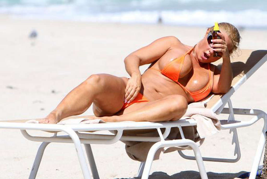 Nicole coco austin exposant son corps sexy et ses fesses chaudes en string sur la plage
 #75330456