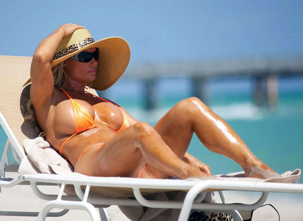 Nicole coco austin exponiendo su cuerpo sexy y su culo caliente en tanga en la playa
 #75330512