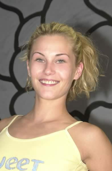 Adorable joven desnudándose
 #74108566