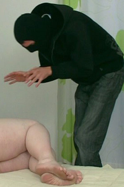 寝ているデブを見つけた強盗は、スキーマスクを脱いで彼女に詰め寄る。
 #71768951