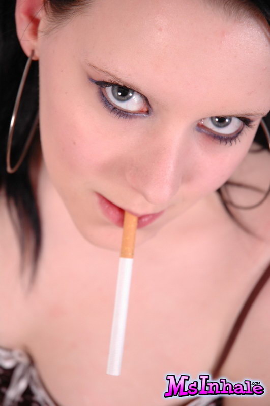 Teenie raucht eine Zigarette auf der Couch
 #74979282