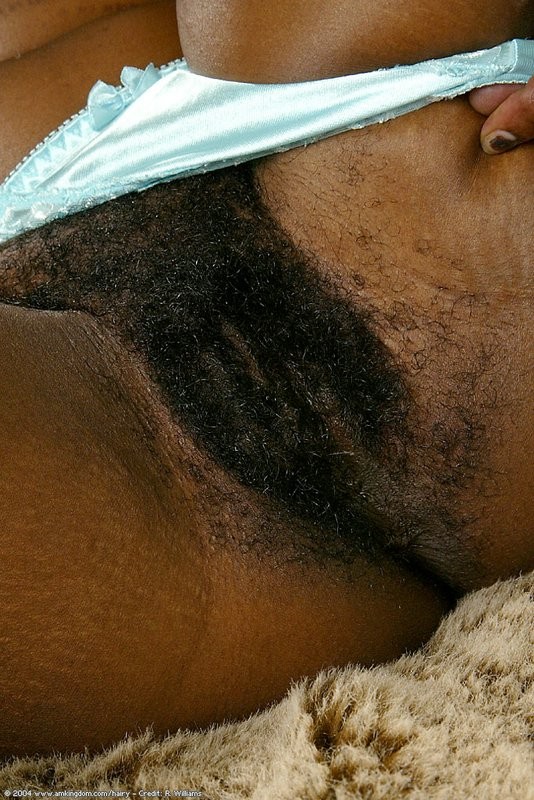 Une jeune femme noire plus âgée nous montre sa super touffe de poils à travers une culotte en satin.
 #73297123