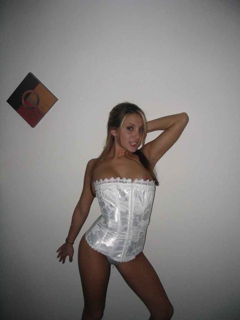 Big titted Puppe führt heißen Strip-Tanz in hausgemachten Band
 #70437589