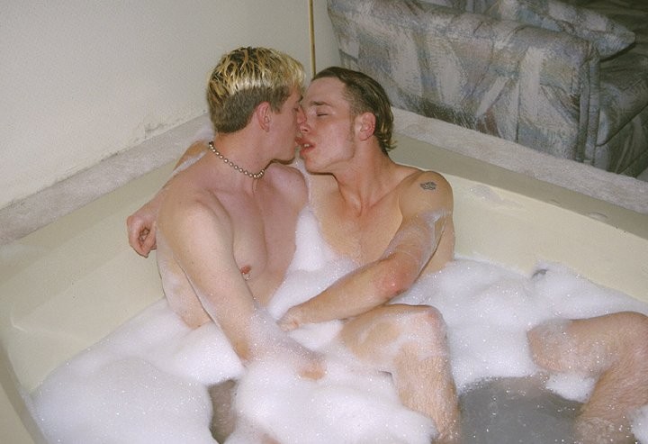 Deux jeunes hommes aux cheveux blonds se masturbant et se suçant pendant qu'ils prennent un bain.
 #76913523