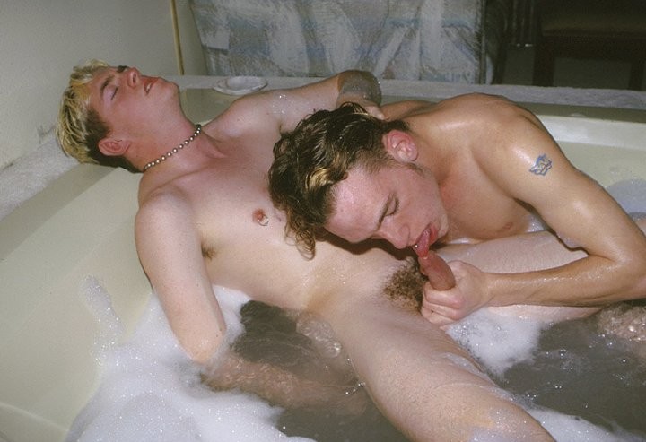 Dos jovencitos de pelo rubio se masturban y chupan mientras se bañan
 #76913558
