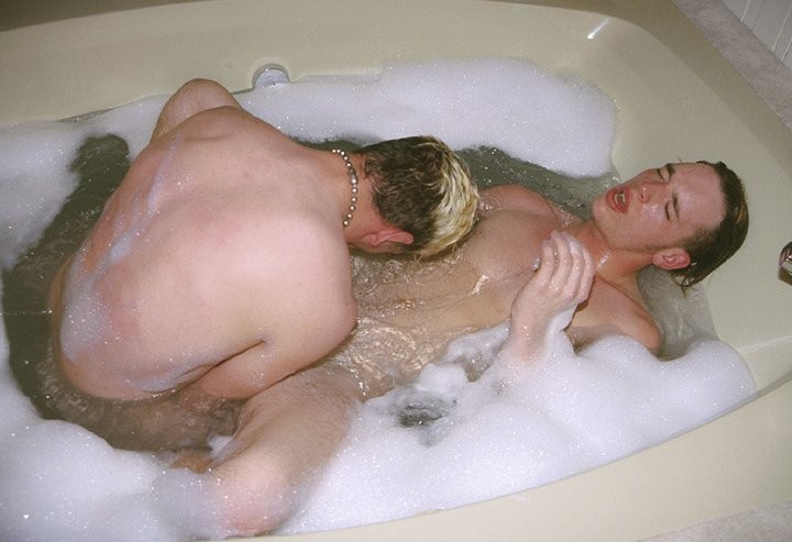 Deux jeunes hommes aux cheveux blonds se masturbant et se suçant pendant qu'ils prennent un bain.
 #76913590