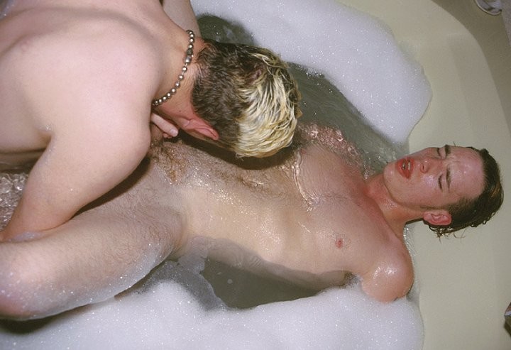 Dos jovencitos de pelo rubio se masturban y chupan mientras se bañan
 #76913633