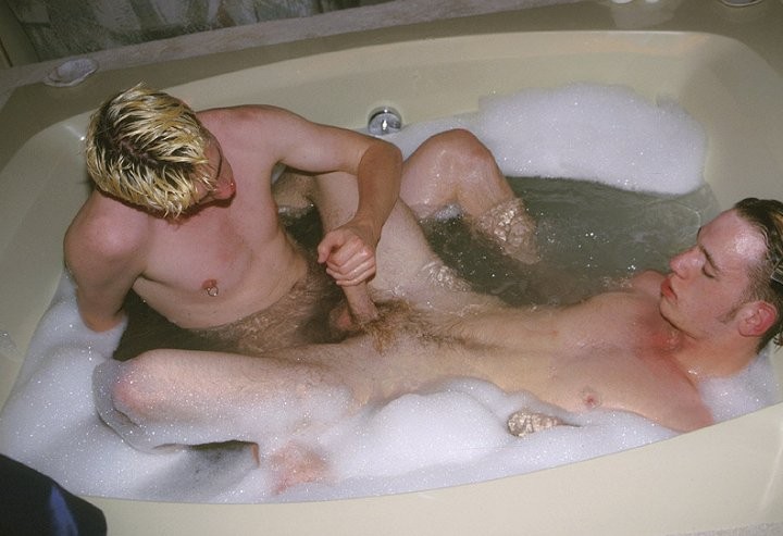 Deux jeunes hommes aux cheveux blonds se masturbant et se suçant pendant qu'ils prennent un bain.
 #76913639