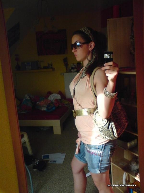 Hottie muestra su escote delicioso en una camiseta ajustada
 #76132993