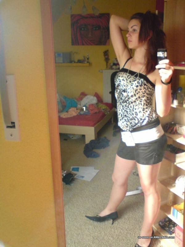 Hottie muestra su escote delicioso en una camiseta ajustada
 #76132997