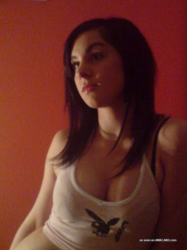 Hottie muestra su escote delicioso en una camiseta ajustada
 #76133013