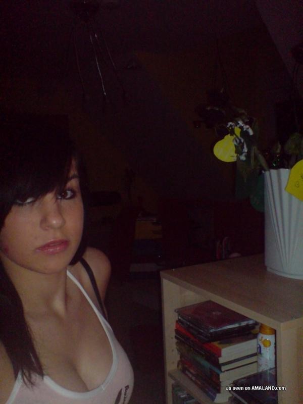 Hottie muestra su escote delicioso en una camiseta ajustada
 #76133034