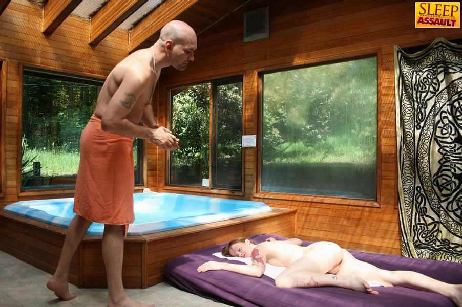 Schlafendes Küken wird mit Sperma bespritzt
 #76610619