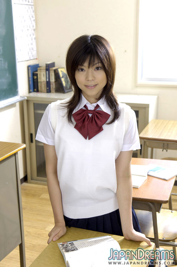 キュートな日本の女子学生、片瀬くるみ
 #69832429