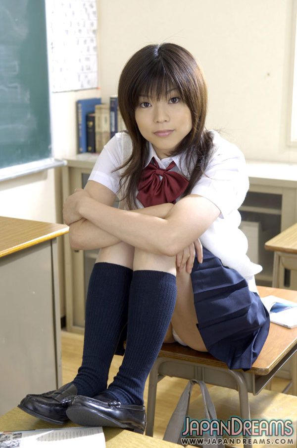 キュートな日本の女子学生、片瀬くるみ
 #69832499