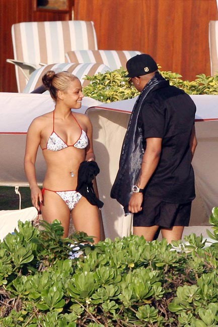Christina milian liebt es, ihren Arsch auf der Bühne zu entblößen
 #75380799