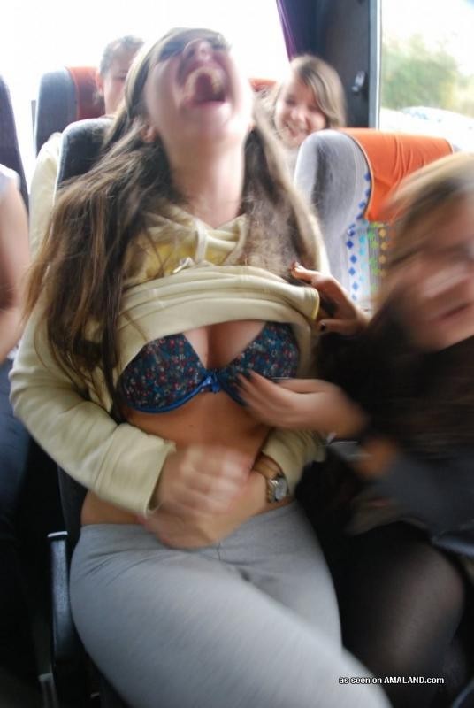 Chicas calientes posando para fotos sexys en un viaje en autobús
 #77032726