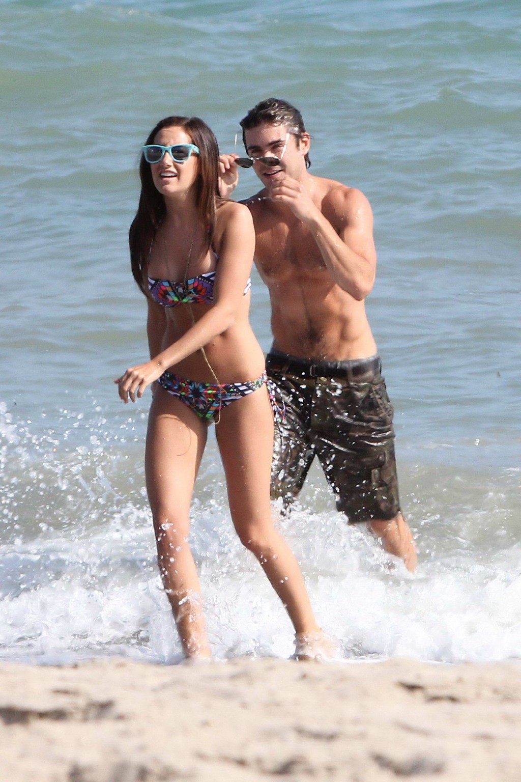 Ashley tisdale portant un bikini sexy sur la plage de malibu
 #75297452