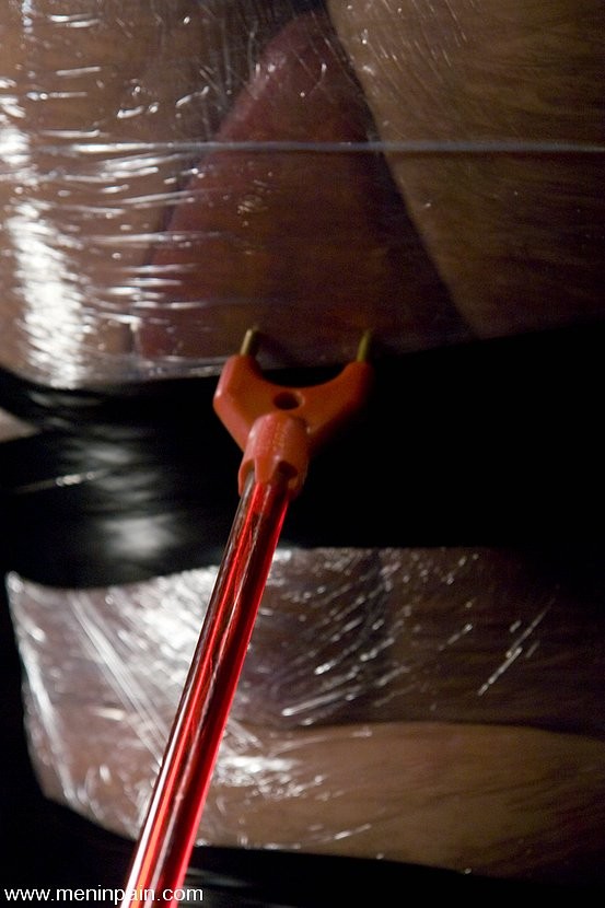 クレア・アダムスは、ラテックス製のストラップをつけたフェムドムで、拘束されたラバーボーイにスパンキングをします。
 #71986255