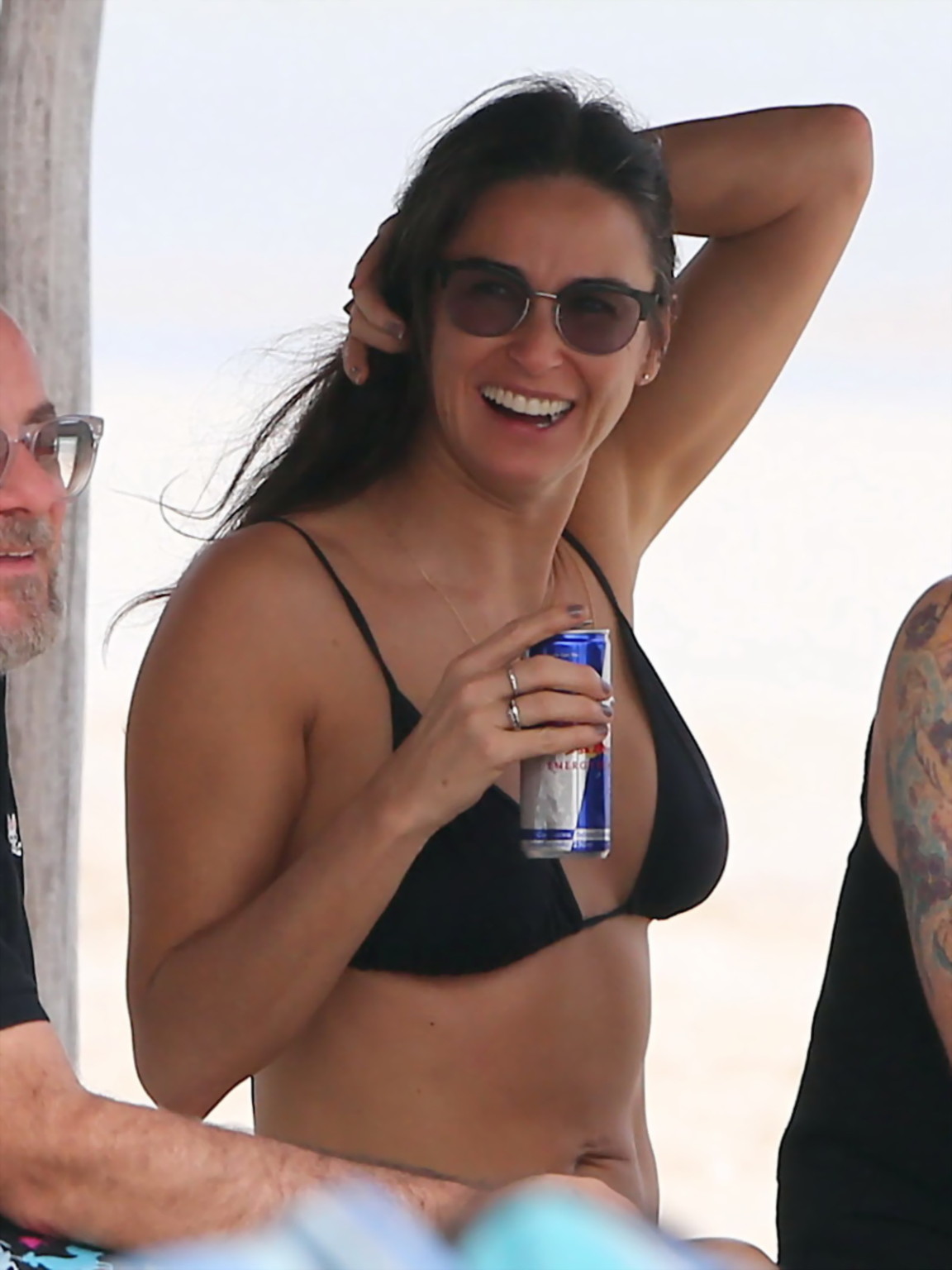 Demi moore trägt einen winzigen schwarzen bikini am strand in mexiko
 #75208434
