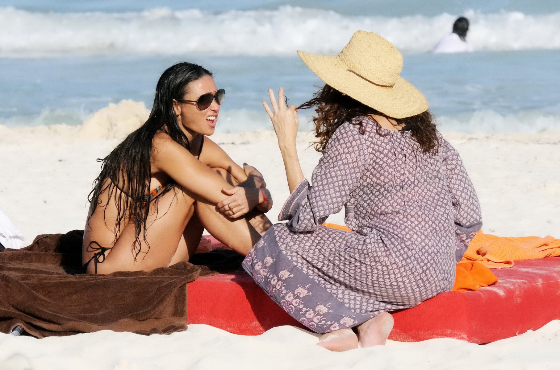 Demi moore trägt einen winzigen schwarzen bikini am strand in mexiko
 #75208503