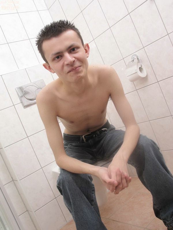 Gut aussehender Junge nackt in der Dusche
 #76978381
