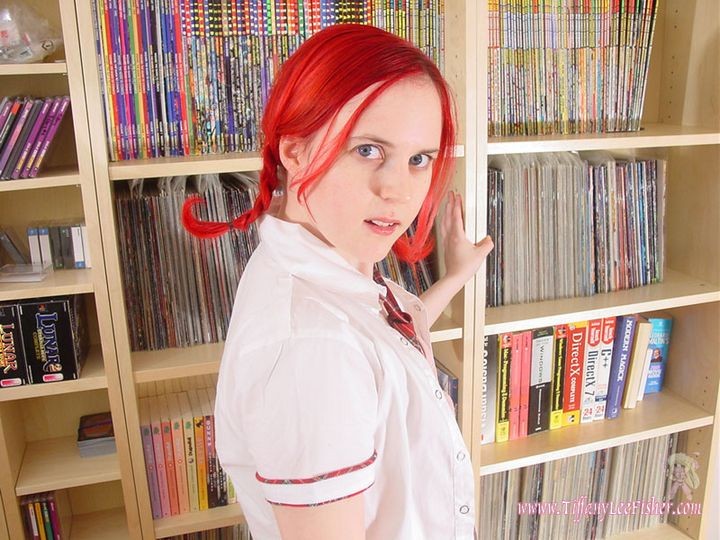 Jolie tiffany enlevant son uniforme d'école sexy dans la bibliothèque
 #78807718