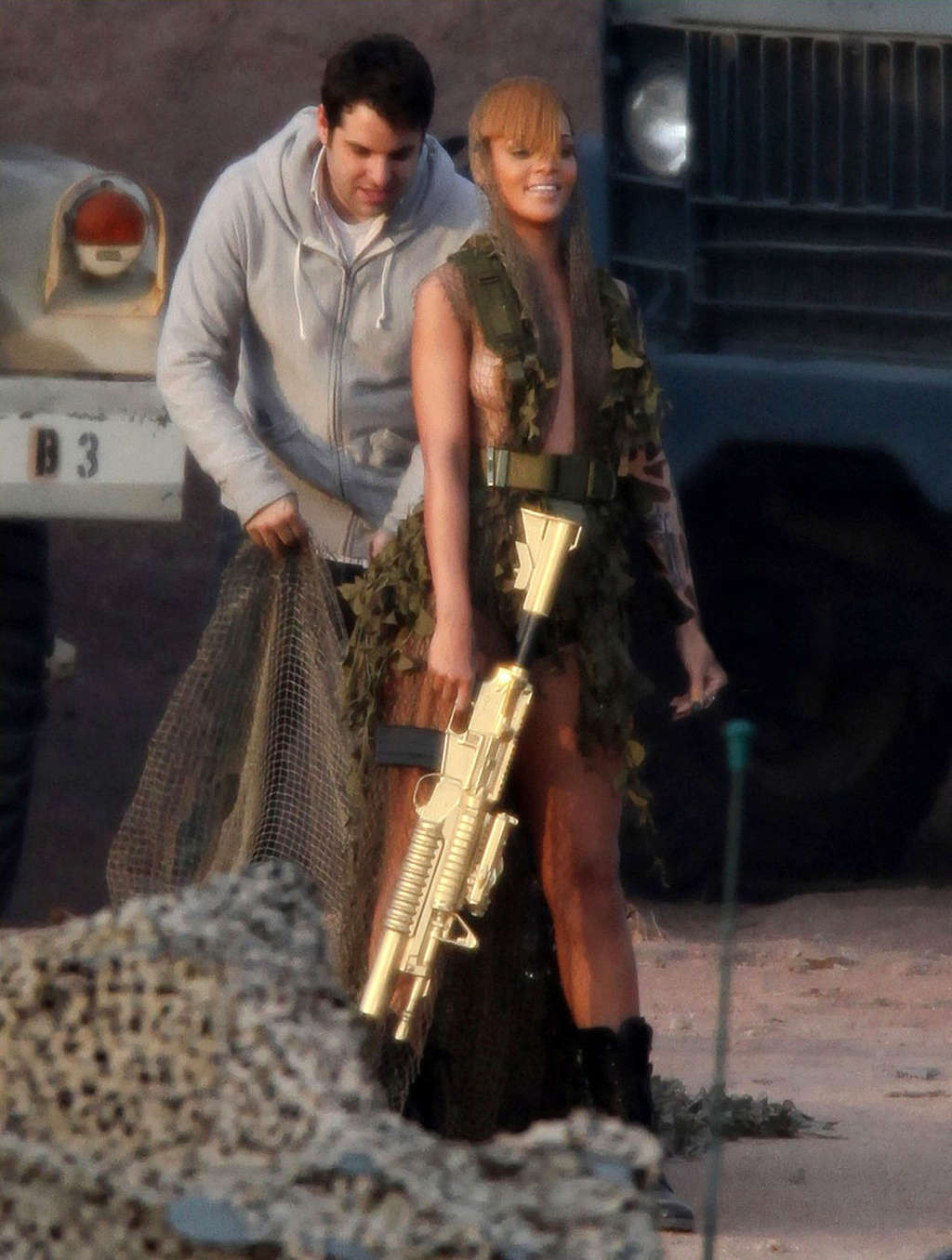 Rihanna capezzolo scivolare ed esponendo le sue belle grandi tette sul set video in stile militare
 #75371058