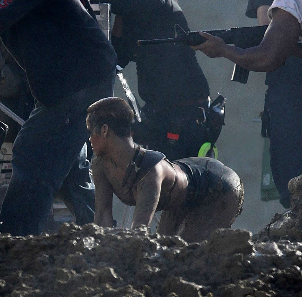 Rihanna capezzolo scivolare ed esponendo le sue belle grandi tette sul set video in stile militare
 #75371077