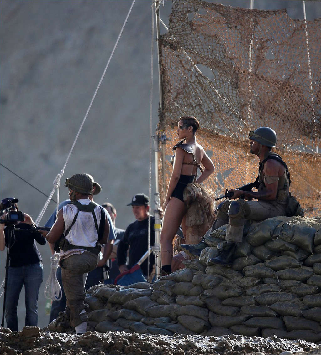 Rihanna capezzolo scivolare ed esponendo le sue belle grandi tette sul set video in stile militare
 #75371095