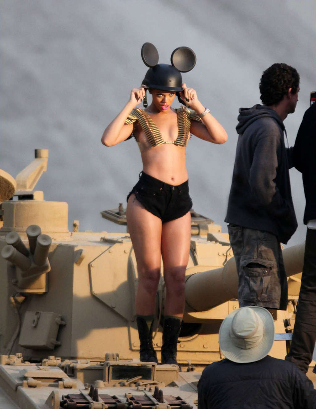 Rihanna capezzolo scivolare ed esponendo le sue belle grandi tette sul set video in stile militare
 #75371101
