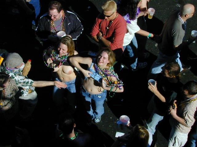 Betrunkene Mardigras-Küken werden wild und zeigen der Menge ihre Titten
 #76397058