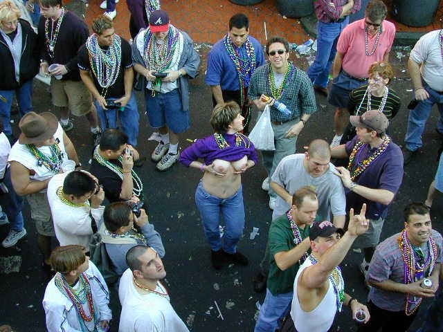 Betrunkene Mardigras-Küken werden wild und zeigen der Menge ihre Titten
 #76397078