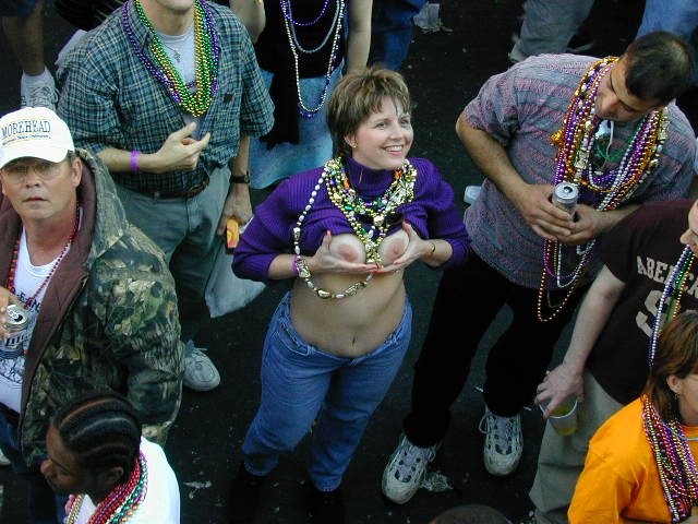 Betrunkene Mardigras-Küken werden wild und zeigen der Menge ihre Titten
 #76397121